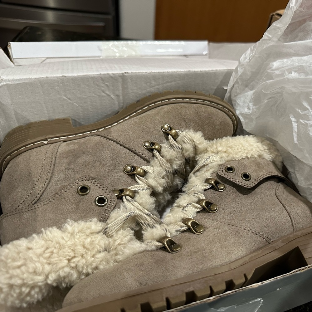 Kids Boots- Wonder nation size: US. 1 NEW!